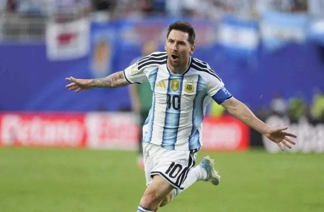Lionel Messi playing for Argentina during a World Cup match.